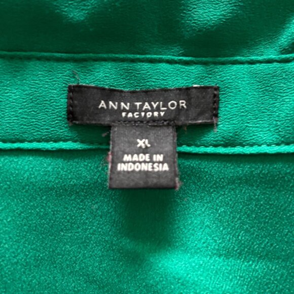 Ann Taylor Women's Emerald Green V Neck Blouse Sz XL Top Button Up Long Sleeve - Picture 8 of 9